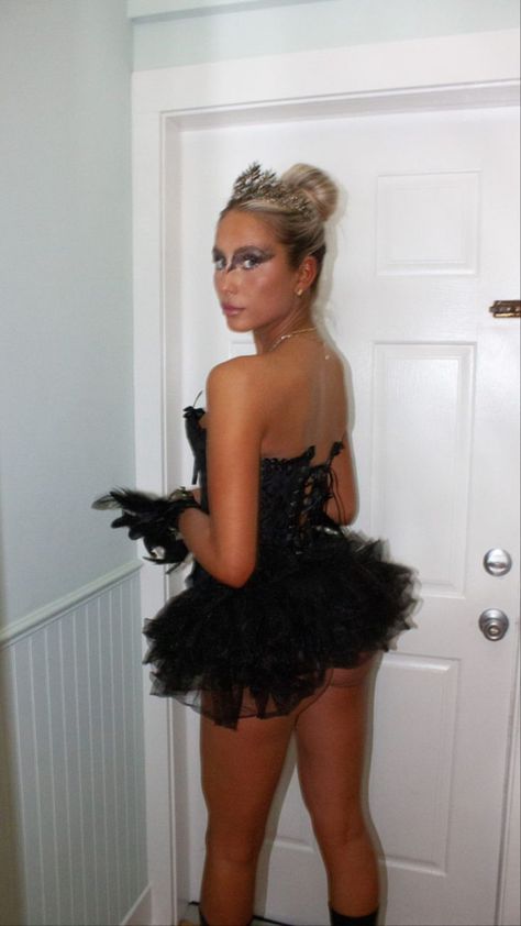 Black Swan Costume Halloween, Black Swan Halloween Costume, Swan Halloween Costume, Black Swan Halloween, Swan Halloween, All Black Halloween Costume, Easy Halloween Outfit, Black Dress Halloween Costume, Swan Costume