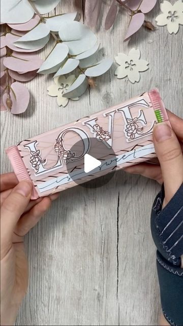 Katharina Tarta on Instagram: "I just think chocolate bar wrappers spruce up any chocolate bar. They don’t take much time to make, but they make a small chocolate favour so much more meaningful. 😊💗 Anyway, hope you like this quick and easy favour idea 😊🌸 Have a great weekend! 😊 #diyweddingideas #papercrafting" Chocolate Wrapper Craft, Easy Favors, Chocolate Bar Wrapping, Chocolate Wrapping, Chocolate Favors, Chocolate Bar Wrappers, Chocolate Wrappers, Have A Great Weekend, Bar Wrappers