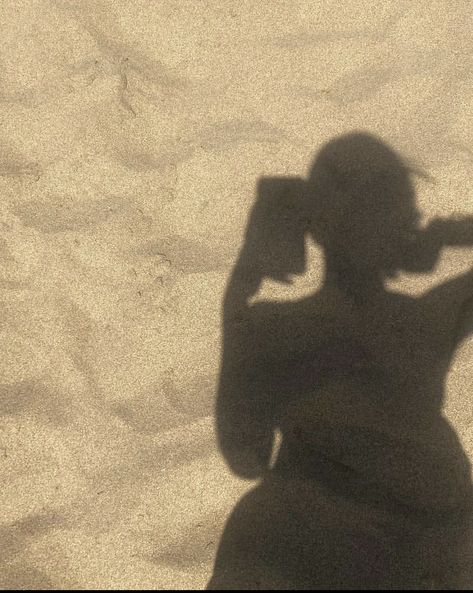 Beach shadow picture, shadow in the sand Beach Legs Pic Aesthetic, No Face Beach Pics, Short Hair Beach Photos, Faceless Beach Pics Aesthetic, Solo Beach Pics Aesthetic, Faceless Beach Pics, Beach Girl Pfp, Beach Selfie Aesthetic, Beach Photo Dump