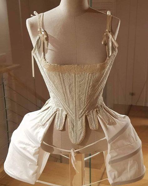 1700s Corset, Marie Antoinette Outfit Inspiration, Rococo Style Fashion, Vintage Corset Aesthetic, 1800s Corset, Rococo Fashion 18th Century, Rococo Aesthetic Fashion, Rococo Fashion Modern, Corsetry Couture