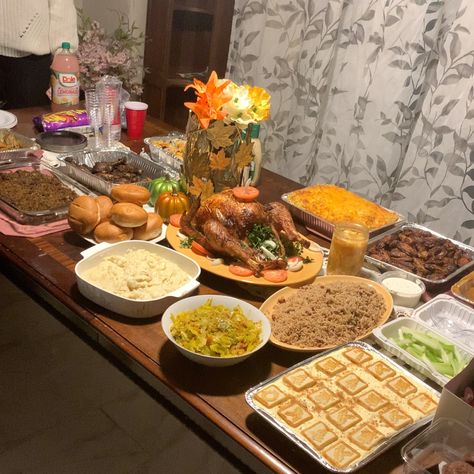 Haitian Christmas Dinner, Thanksgiving Food Ideas Black People, Christmas Dinner Black People, Friendsgiving Black People, Thanksgiving Black People, Thanksgiving Food Black People, Black Thanksgiving Food, Thanksgiving Black Families Food, Black People Thanksgiving Food