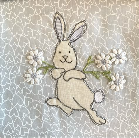 Rabbits In Love, Diy Bunnies, Cute Design Ideas, Rabbit Applique, Rabbit Running, Rabbit Craft, Easter Quilt, Fabric Scrap Projects, Freemotion Embroidery