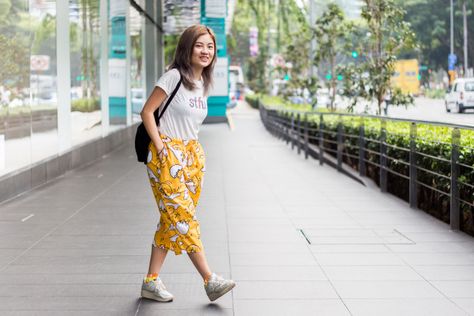 Singaporeans perceive fashion as a way to feel and look comfortable like ths girl and her pants the color of sunshine. Casual Outfits Singapore, Singapore Street Fashion, Singapore Fashion Street, Singapore Street Style, Chinatown Singapore Photoshoot, Singapore Fashion, Parachute Pants, Singapore, Shoes Flats