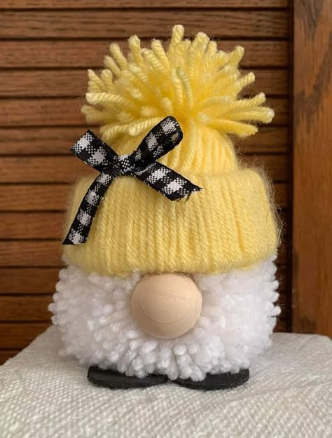 Joululahjat Diy, Handmade Christmas Crafts, Pom Pom Crafts, Beginner Knitting Projects, Start Knitting, Scarf Knitting, 2022 Christmas, Diy Gnomes, Gnomes Crafts