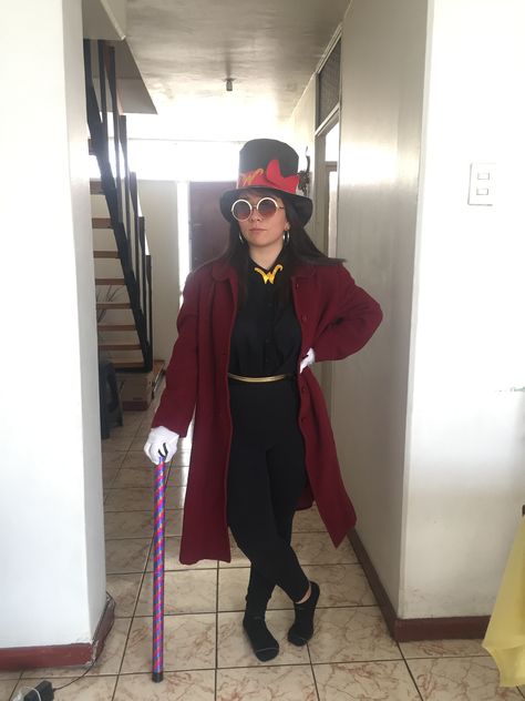 Disfraz Willy Wonka casero Sombrero hecho de cartulina Willy Wonka Disfraz, Willy Wonka Costume Women, Willy Wonka Halloween, Halloween Moodboard, Disfraces Ideas, Willy Wonka Costume, Book Character Day, Quick Halloween Costumes, Butterfly Photos