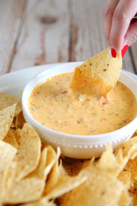 RO*TEL and Velveeta Queso Dip - so good!! Rotel Dip With Cream Cheese No Meat, Rotel Dip Without Meat, Velveeta Queso Dip, Velveeta Dip, Queso Dip Velveeta, Chips And Queso, Velveeta Queso, Chips Dip, Queso Dip Recipes