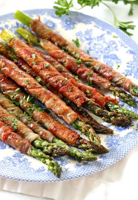 Prosciutto Wrapped Asparagus #appetizers #sidedish #asparagus #holidayside Asparagus Appetizers, Recipe For Asparagus, Asparagus Appetizer, Prosciutto Asparagus, Prosciutto Recipes, Wrapped Asparagus, Prosciutto Wrapped, Thanksgiving Appetizer Recipes, Prosciutto Wrapped Asparagus