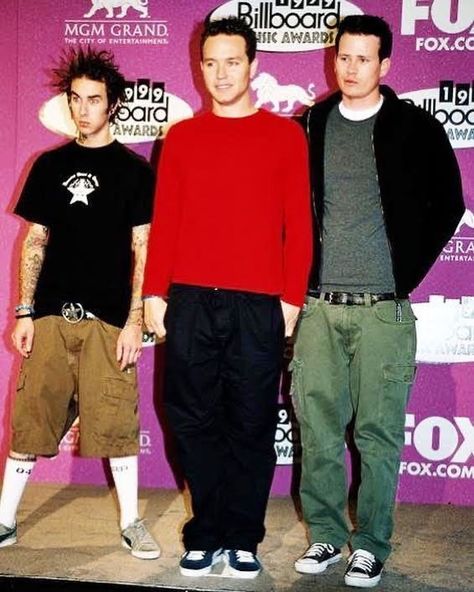 Blink 182 Outfit, 2000s Punk Fashion, Blink 182 Albums, Punk Fashion Men, 2000s Fashion Men, 2000s Punk, Pop Punk Fashion, Billboard Awards, 2000 Fashion