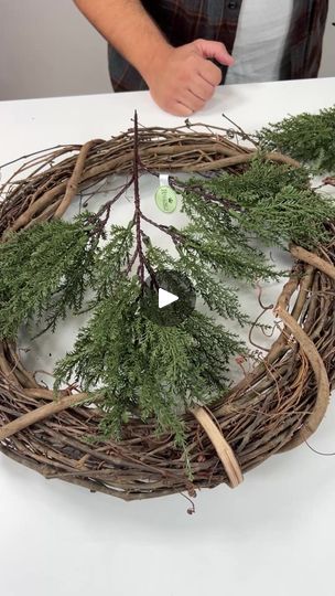 Decorating With Grapevine Garland, Indoor Wreath Ideas Living Rooms, Christmas Grapevine Wreath Ideas, Grapevine Christmas Wreath, Wreath Decorating Ideas, Grapevine Garland, Grapevine Christmas, Twig Wreath, Willow Branches