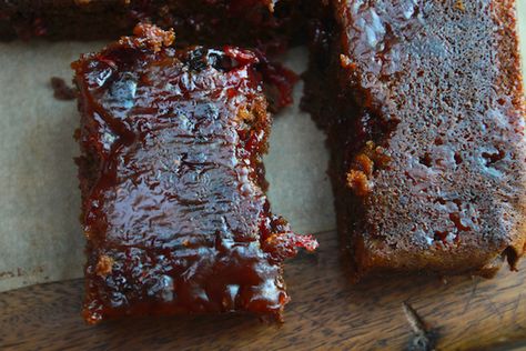 STICKY CRANBERRY GINGERBREAD from:shutterbean.com Sticky Cranberry Gingerbread Cake, Sticky Cranberry Gingerbread, Cranberry Gingerbread, Peppermint Oreos, Cranberry Salad Recipes, Cranberry Compote, Cranberry Salad, Frozen Cranberries, Christmas Entertaining