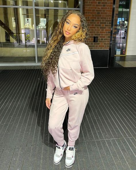 Pink Tech Fleece Outfit, Nike Tech Fleece Women’s, Pink Nike Tech Fleece, Pink Nike Tech Outfit, Nike Tech Pink, Girls Nike Tech, Pink Tech Fleece, Nike Tracksuit Outfit Women, Nike Tech Fleece Womens