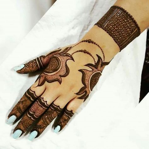 New Mehendi Designs For The Minimalist Bride! | WedMeGood Karva Chauth Mehndi, Karva Chauth Mehndi Designs, Modern Mehndi, Mehndi Designs 2018, Karva Chauth, Bridal Mehendi Designs Hands, Mehndi Design Pictures, Modern Mehndi Designs, Henna Art Designs