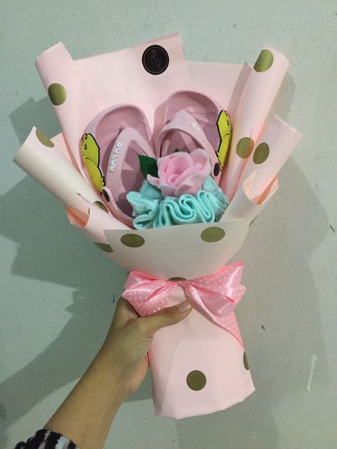 Buket bunga lucu dengan sandal dan baju Bucket Wisuda, Diy Bouquet Wrap, Gift Inspo, Bouquet Wrap, Diy Bouquet, Book Art Drawings, Favor Boxes, Food Gifts, Diy And Crafts