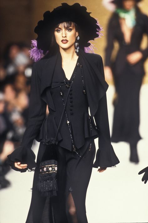 40s Mode, Yasmeen Ghauri, Dior Collection, 90s Runway Fashion, Runway Fashion Couture, Original Supermodels, Runway Outfits, 80s And 90s Fashion, Emanuel Ungaro