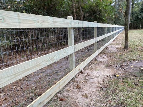 Backyard Garden Aesthetic, Ranch Rail Fence, Diy Fence Ideas, Homesteading Inspiration, Backyard Fencing, Farm Fencing, Livestock Fence, Post And Rail Fence, Farmhouse Backyard