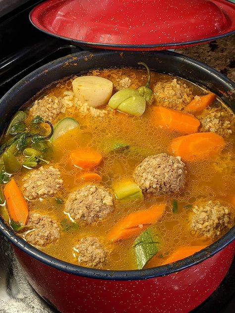 Deliciosa sopa de albóndigas 🥣🍲🥘 - El Sabor Catracho How To Make Albondigas, Albondigas Soup Recipe, Mexican Meatball Soup, Mexican Meatballs, Albondigas Soup, Meatball Soup, Different Vegetables, Fried Pork, Sauce Tomate