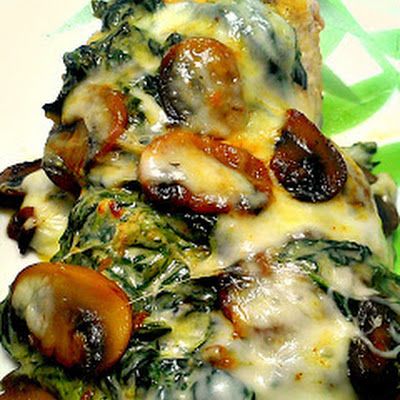 Smothered Chicken with Mushrooms and Spinach @keyingredient #cheese #chicken Smothered Chicken With Mushrooms, Chicken With Mushrooms, Spinach Casserole, Smothered Chicken, Chicken Spinach, Creamed Spinach, Spinach Stuffed Mushrooms, Spinach Stuffed Chicken, Poultry Recipes