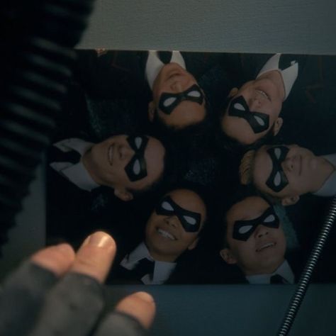 Season 3 Umbrella Academy, Tua Aesthetic, Umbrella Academy Cast, Hawk Tua, Chaotic Family, Academia Umbrella, Academy Umbrella, Funny Umbrella, Robert Sheehan