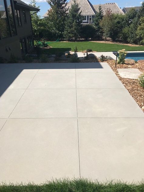 Drive Way Ideas Concrete, Driveway Courtyard, Patios Ideas Backyard, Concrete Driveway Ideas, Large Concrete Patio, Colored Concrete Patio, Large Concrete Pavers, Garden Ideas Patio, Backyard Patio Decor