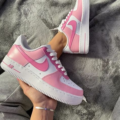 Air Force Ideas, Pink Air Force 1, Custom Air Forces, Air Force Custom, Tenis Air Force, Pink Nike Air, Nike Air Forces, Air Force One Shoes, Customized Shoes