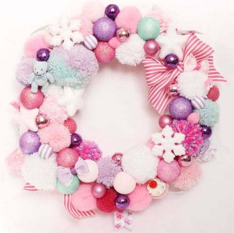 Pastel Christmas Decor, Pom Pom Wreath, Pastel Christmas, Kawaii Christmas, Pom Pom Crafts, Xmas Wreaths, Minimalist Christmas, Pretty Decor, Whimsical Christmas