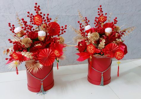 Cny Hampers Idea, Lunar New Year Centerpieces, Chinese New Year Bouquet, Lantern Table Decor, Chines New Year, Chinese New Year Flower, Chinese New Year Crafts For Kids, Man Bouquet, Bloom Box