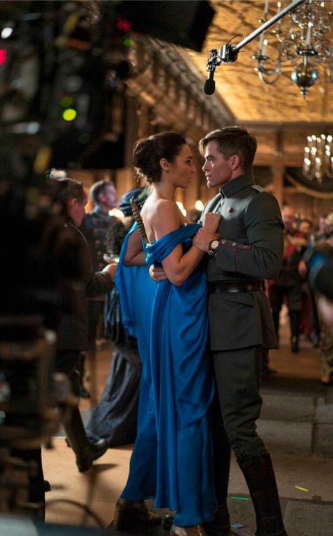 Chris Pine and Gal Gadot in "Wonder Woman" Kate Daniels, Diana Of Themyscira, Steve Trevor, Woman Dancing, Wonder Woman Movie, Gal Gadot Wonder Woman, Hallowen Costume, Robin Wright, Wonder Women