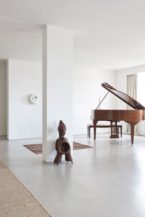 Photo by Ruy Teixeira. Kinfolk Home, Soft Minimalism, Piano Room, Japanese Interior, Art Interior, Grand Piano, Minimal Style, Classic Interior, Modern Apartment