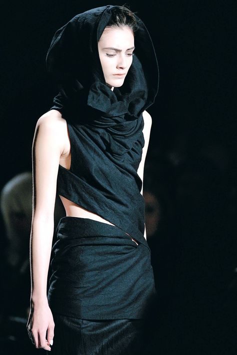 Ann Demeulemeester Ann Demeulemeester 90s, Ballet Inspired Fashion, Goth Glam, Goth Look, Monochrome Fashion, Avant Garde Fashion, Ann Demeulemeester, Boho Festival, Dark Fashion