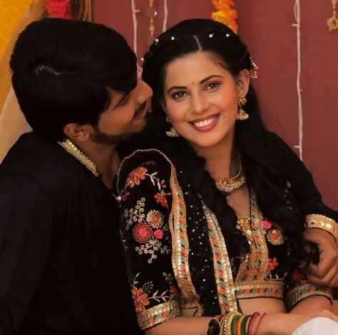 Alice Kaushik, Kanwar Dhillon, Silk Saree Blouse Designs, Silk Saree Blouse, Makeup Eye Looks, Tv Couples, Bangles Jewelry Designs, Cute Couple Images, Couple Photography Poses