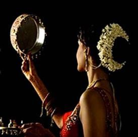 Karva Chauth Couple Images, Karva Chauth Photo Shoot, Karwa Chauth Photo Shoot, Karwa Chauth Couple Pose Pic, Karva Chauth Couple Photo, Karva Chauth Pics Ideas, Karwa Chauth Photo Ideas, Poses For Karwa Chauth Photo, Karwa Chauth Photos