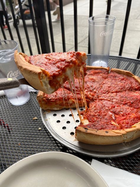 Deep Dish Pizza Chicago, Pizza Chicago, Chicago Deep Dish, Chicago Deep Dish Pizza, Party Food Buffet, New York Food, Food Babe, Deep Dish Pizza, Healthy Lifestyle Food