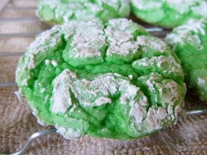 Sweet little cookies for that grumpy 'ol grinch! Grinch Cookies, Gooey Butter Cookies, Festive Food, Green Food, Tasty Kitchen, Crinkle Cookies, Cookie Exchange, Banana Recipes, French Vanilla