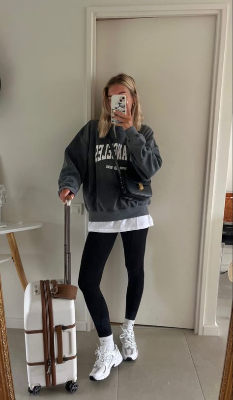 New Balance 530 Outfit, Leggins Outfit, Outfits Leggins, Sporty Chic Outfits, Look Legging, Moda Curvy, New Balance Outfit, Fashion Pic, Winter Fashion Outfits Casual