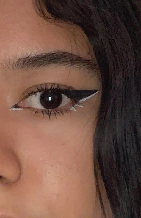 Black And White Eyeliner, Chill Place, White Eyeliner Makeup, Pure Makeup, Funky Makeup, Vibrant Makeup, Face Art Makeup, Graphic Makeup, Rave Makeup