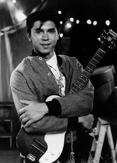 La Bamba Ritchie Valens La Bamba, Lou Diamond Phillips, Native American Actors, Ritchie Valens, Estilo Cholo, Male Singers, Learn To Play Guitar, Buddy Holly, Music Legends