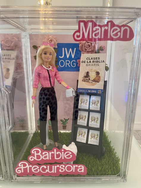 Barbie precursora #jwgifts #jwregalos Ideas Regalo, Pioneer Gifts, Jw Gifts, Barbie Doll, Barbie Dolls, My Life, The Creator, Dolls, Gifts