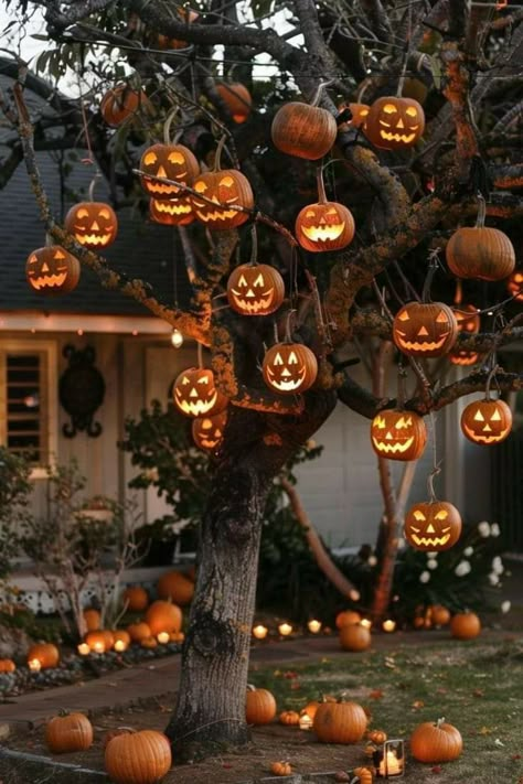 Diy Outdoor Halloween Decorations, Halloween Garden Decorations, Halloween House Decoration, Halloween Diy Outdoor, Halloween Outside, Casa Halloween, Outdoor Halloween Decorations, Halloween Decorations Diy Outdoor, Easy Halloween Decorations