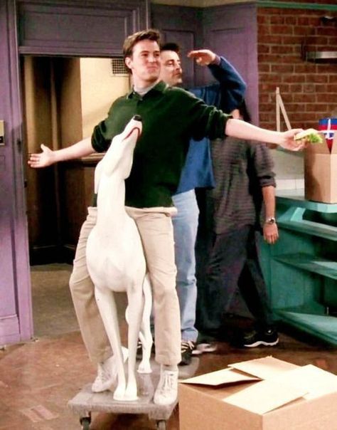 Chandler and Joey defined “Sore Winners.” | Community Post: 79 Ways "Friends" Were Our Friends Friends Background, Friends Leave, Friends Scenes, Friends Episodes, Friends Poster, Ross Geller, Friends Cast, Friends Tv Series, Friends Moments