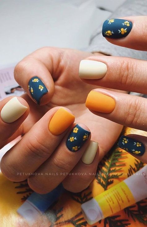 Nails Thanksgiving, Trend Nails, Cute Gel Nails, Short Acrylic Nails Designs, Yellow Nails, Dipped Nails, Minimalist Nails, Floral Nails, Chic Nails