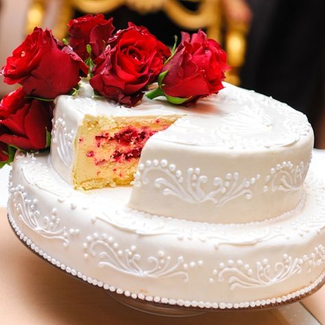 Top Chef Star Tops All Celebrity Wedding Cakes http://www.escoffieronline.com/top-chef-star-tops-all-celebrity-wedding-cakes/ Cake Boss Recipes, Elaborate Cakes, Wedding Cake Vanilla, Cakes To Make, Wedding Cake Alternatives, Vanilla Cake Mixes, Wedding Cake Recipe, Cake Decorating Kits, Wedding Cake Flavors