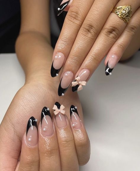 Black French tips with pearls and a pink bow Fall Nude Nails, Coquette Nails, Grunge Nails, Simple Acrylic Nails, Soft Nails, Nails Only, Kawaii Nails, Nails 2024, Dream Nails