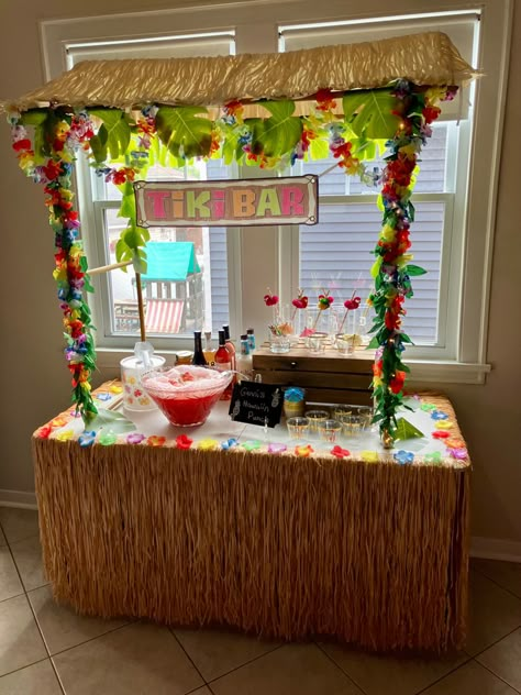 Tahiti Theme Party, Hawaii Theme Decorations, Malibu Pool Party, Hawaiian Prom Theme, Luau Aesthetic, Hawaiian Theme Party Decorations, Hawaiian Bar, Hawaii Birthday Party, Hawaii Birthday