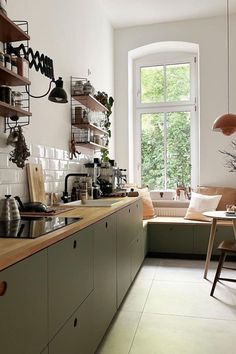 Modern Kitchen Apartment, Small Kitchen Decor, Apartment Kitchen, Green Kitchen, Kitchen Layout, Modern Retro, Kitchen Style, Diy Kitchen, Kitchen Flooring