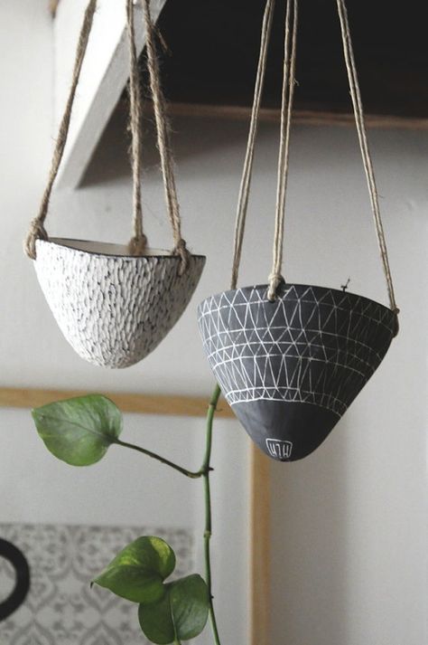 Black Hanging Planters In Time For Halloween - Gardenista Hanging Plant Pots, Clay Pinch Pots, Pinch Pot, Astuces Diy, Keramik Design, Hand Built Pottery, Pinch Pots, Hanging Plant, Pottery Classes