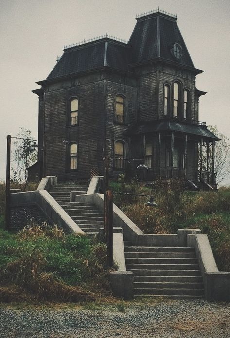 Mansion On A Hill, Haunted Victorian Mansion, Old House On A Hill, Bates Motel Aesthetic, Creepy Mansion Art, Bates Motel House, Hunted House, Abandoned Motel, Max Thieriot Bates Motel