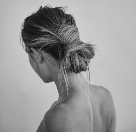 Elegant Updos: Our favourite updo hairstyles for the new season - TANIA MARAS | bespoke wedding headpieces + wedding veils Relaxed Updo, Bride Hairstyles Updo, Modern Updo, Hair Donut, Simple Updo, Elegant Updos, Bridal Bun, Bridal Hair Inspiration, Peinados Recogidos