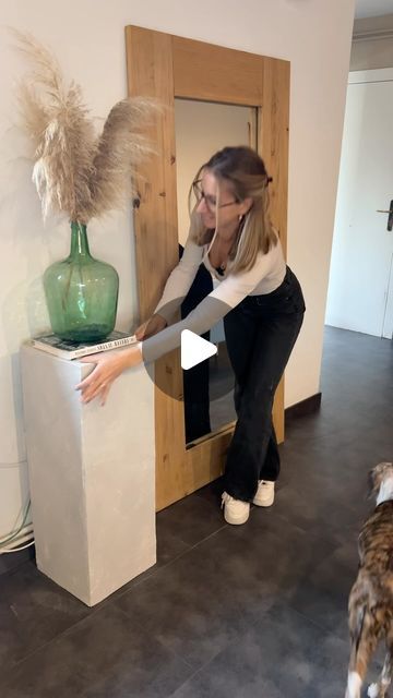 Stéphanie de Kort | STEFFIDO on Instagram: "🪚DIY PEDESTAL 🔨  ¿Tu también tienes un rincón desordenado con cables y el Router del wifi? Pues yo te traigo la solución en el reel de hoy 🥰!    🛠️MATERIALES 🛠️ - 3 x Tablero OSB/ contrachapado / MDF 80 x 30 x 2 cm - 1 x tablero OSB/ contrachapado / MDF 32 x 30 x 2 cm - 2 x tablero OSB/ contrachapado / MDF 26x  30 x 2 cm -  tornillos y pegamento para la fijación  -  escuadras para reforzar (opcional)  -  Pintura acrilica + bicarbonato de sodio  - herramientas básicos: taladro y sierra de calar  Espero que os ha gustado mucho😍🤩  ❗️Guarda este video para cuando lo necesites❗️  ❤️❤️   #interiorismo #antesydespues #reforma #parati #home #pasoapaso #tutorial #bricolaje #diy #hazlotumismo #interiordesign #pedestal #orden" Mdf Diy Ideas, Homemade Wall Decorations, Diy Pedestal, Concrete Countertops Kitchen Diy, Lake House Food Ideas, Fabric Dresser, Concrete Countertops Kitchen, Bedroom Crafts, Origami Crafts Diy