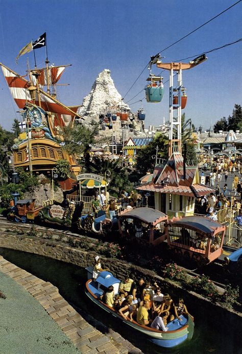 Disneyland : vintage Fantasyland Disneyland History, Retro Disney, Disney Rides, Disney Memories, Disneyland California, Vintage Disneyland, Disneyland Park, Disney Photos, Old Disney