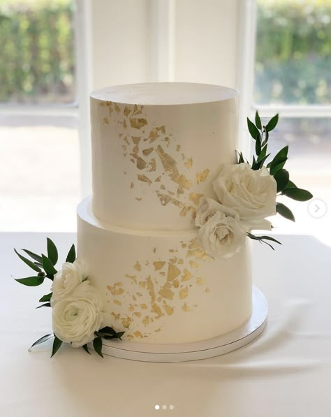 Two Tier Wedding Cake Gold, White Cake Pink Flowers, Layer Cake Mariage, Small Wedding Cake Ideas Elegant, Simple Wedding Cake 2 Tier, Wedding Cakes Two Tier, Intimate Wedding Cake, Wedding Cake Two Tier, Iced Wedding Cake